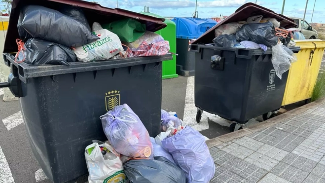 Contenedores rebosados en Almatriche Bajo / CEDIDA