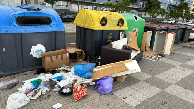 Contenedores rebosados en Almatriche Bajo / CEDIDA 