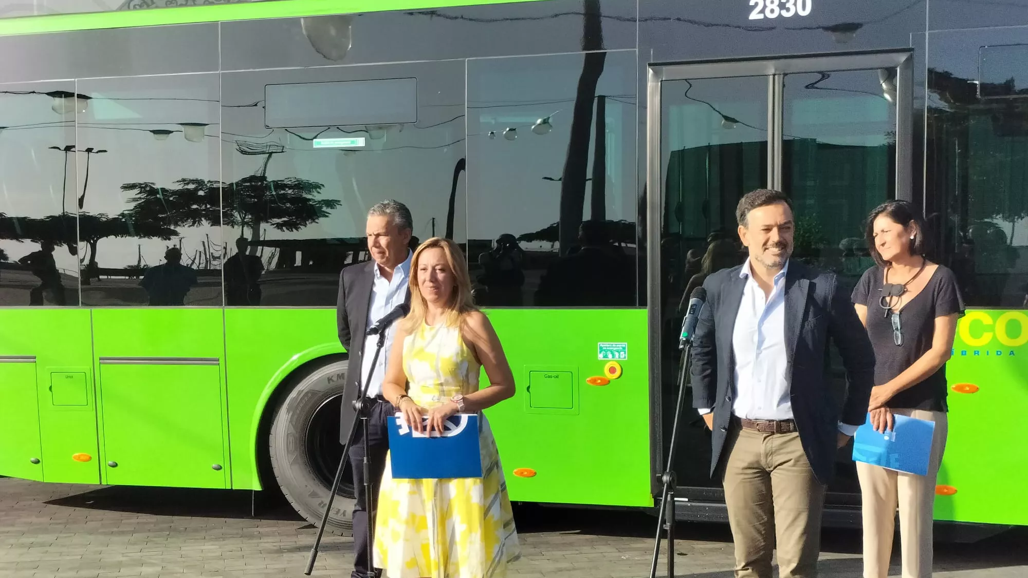En el centro, la presidenta del Cabildo de Tenerife, Rosa Dávila, junto al vicepresidente, Lope Afonso (derecha), la consejera de Movilidad, Eulalia García (atrás derecha) y el consejero de Carreteras, Dámaso Arteaga (atrás izquierda)./ ATLÁNTICO HOY