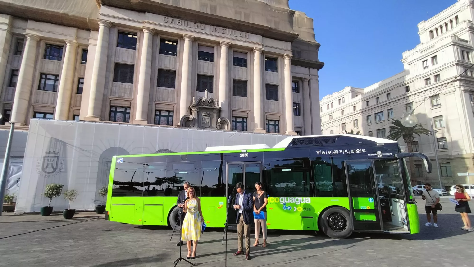Rosa Dávila (presidenta del Cabildo de Tenerife), Lope Afonso (vicepresidente), Dámaso Arteaga (Carreteras) y Eulalia García (Movilidad) en una rueda de prensa con una guagua híbrida frente al Cabildo de Tenerife./ ATLÁNTICO HOY