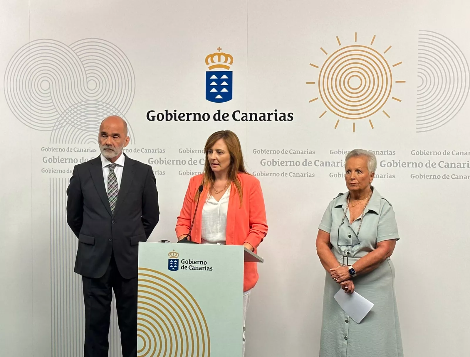 Nieves Lady Barreto (c) en rueda de prensa junto a Antonio Llorens (i) y Juana María Reyes (d). / GOBIERNO DE CANARIAS