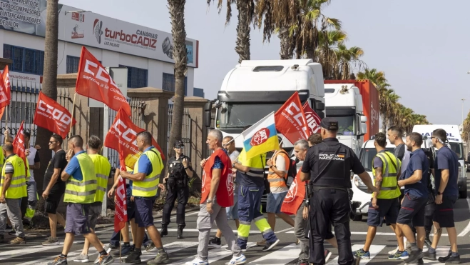 Huelga de transporte de mercancías y viajeros en la provincia de Las Palmas / EFE