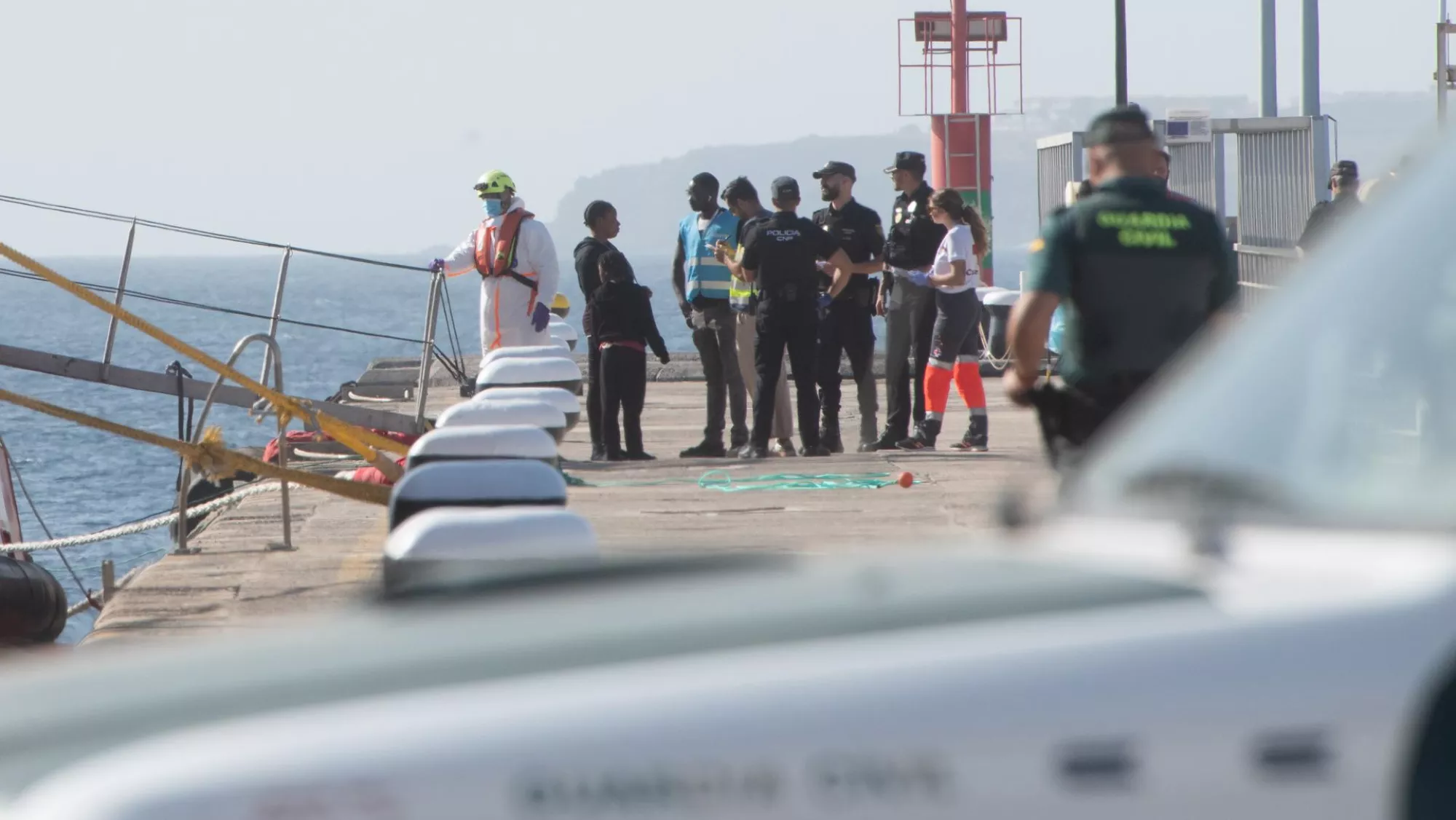 En la imagen, desembarco en Puerto del Rosario (Fuerteventura) de los 79 inmigrantes rescatados por el buque Vos Pace, ente los que había varias mujeres y un menor (en la imagen). / EFE Carlos de Saá