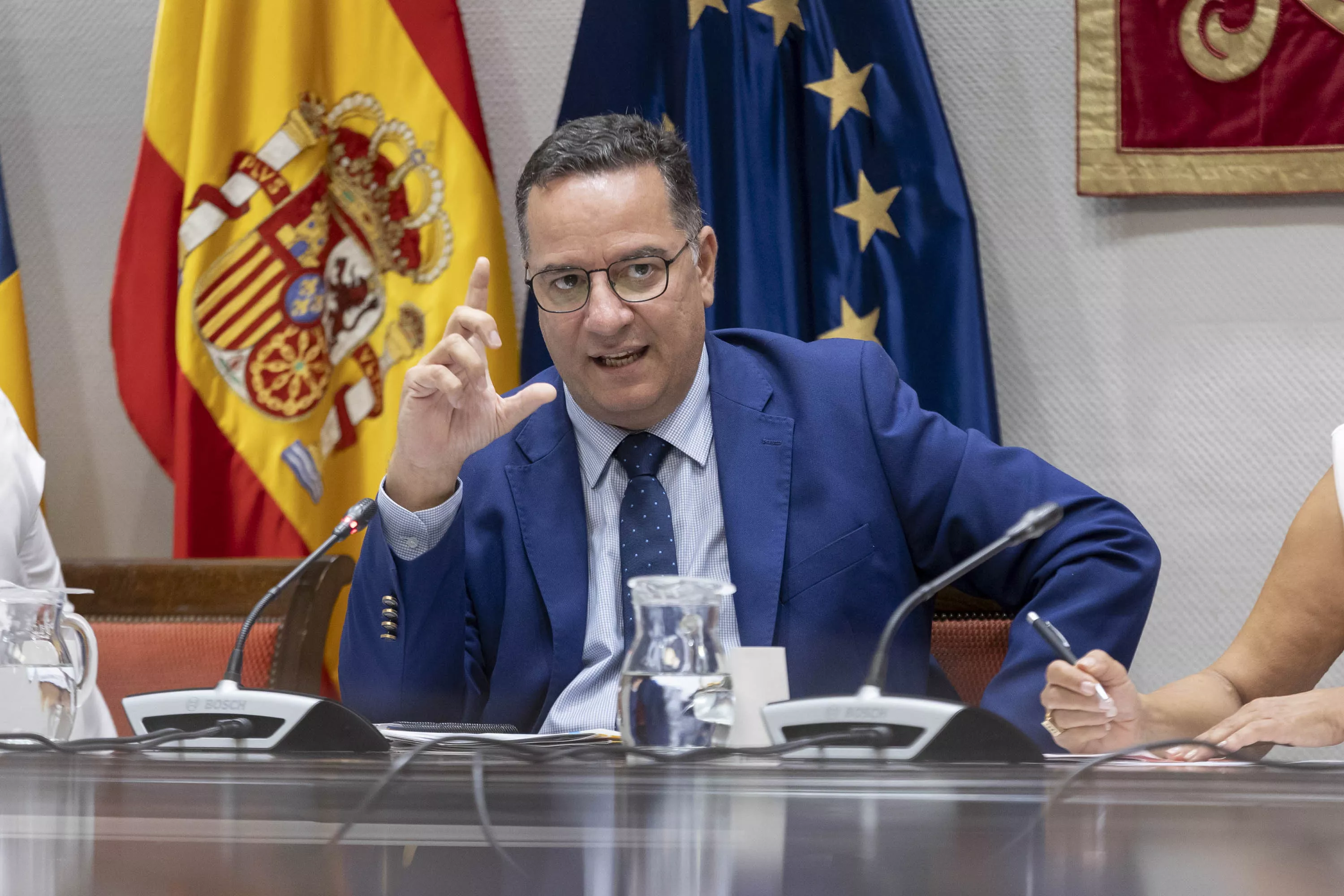 El consejero de Educación, Poli Suárez, durante una comparecencia en el Parlamento de Canarias. / EFE