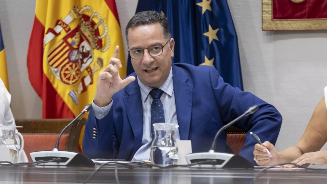 El consejero de Educación, Poli Suárez, durante una comparecencia en el Parlamento de Canarias. / EFE