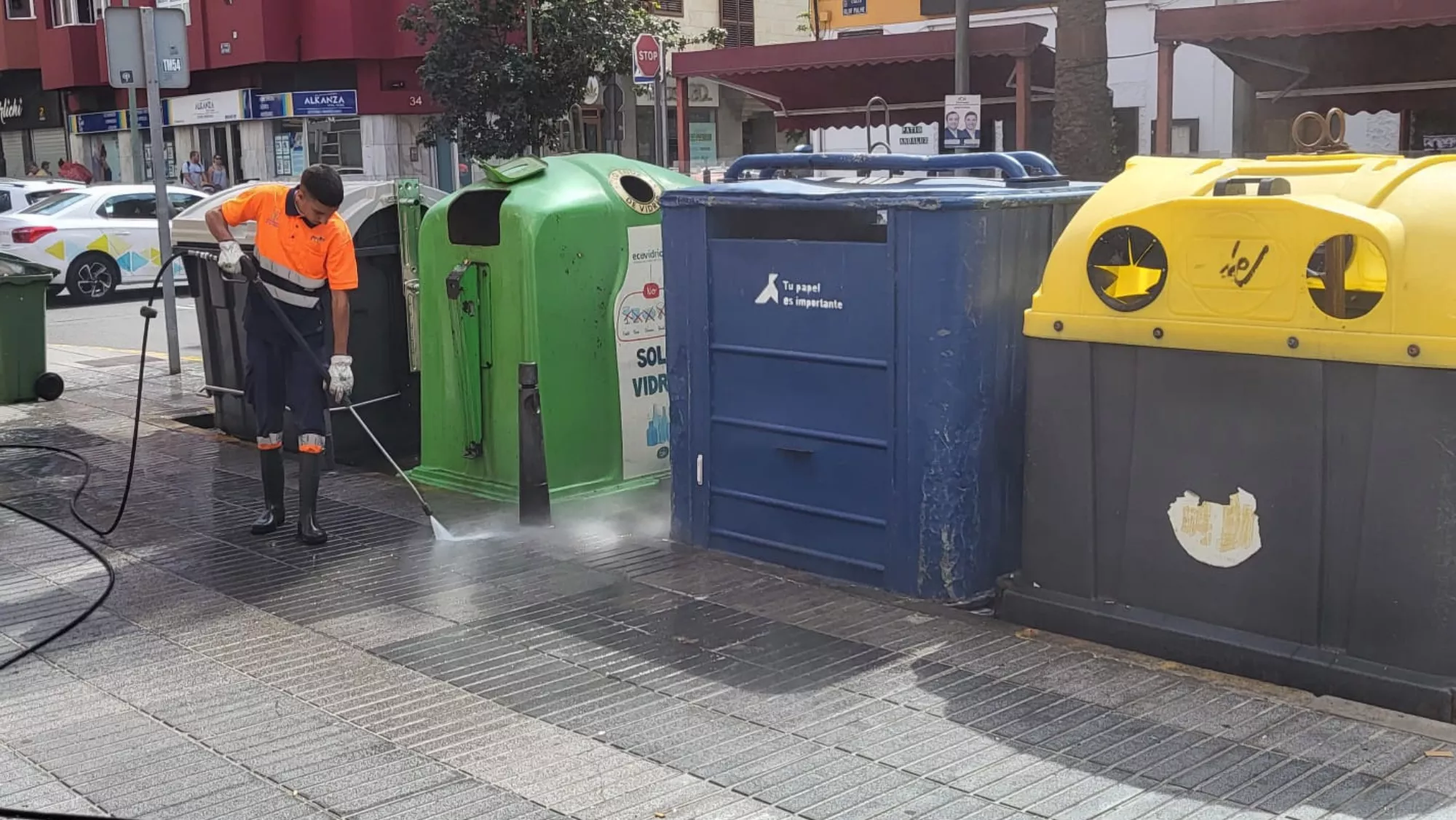 Un operario de limpieza en Mesa y López / ATLÁNTICO HOY - GUILLERMO DÍAZ