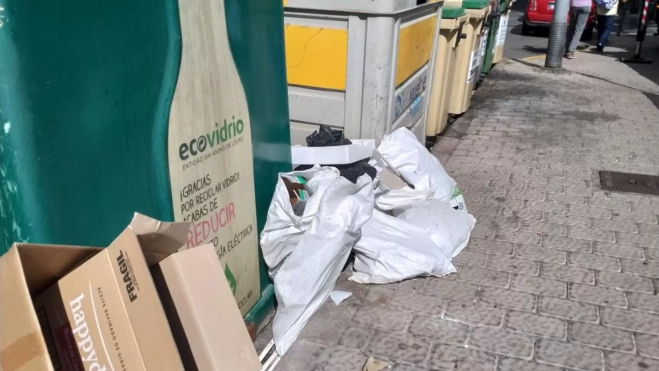 Basura frente a Edificios Múltiples / CEDIDA