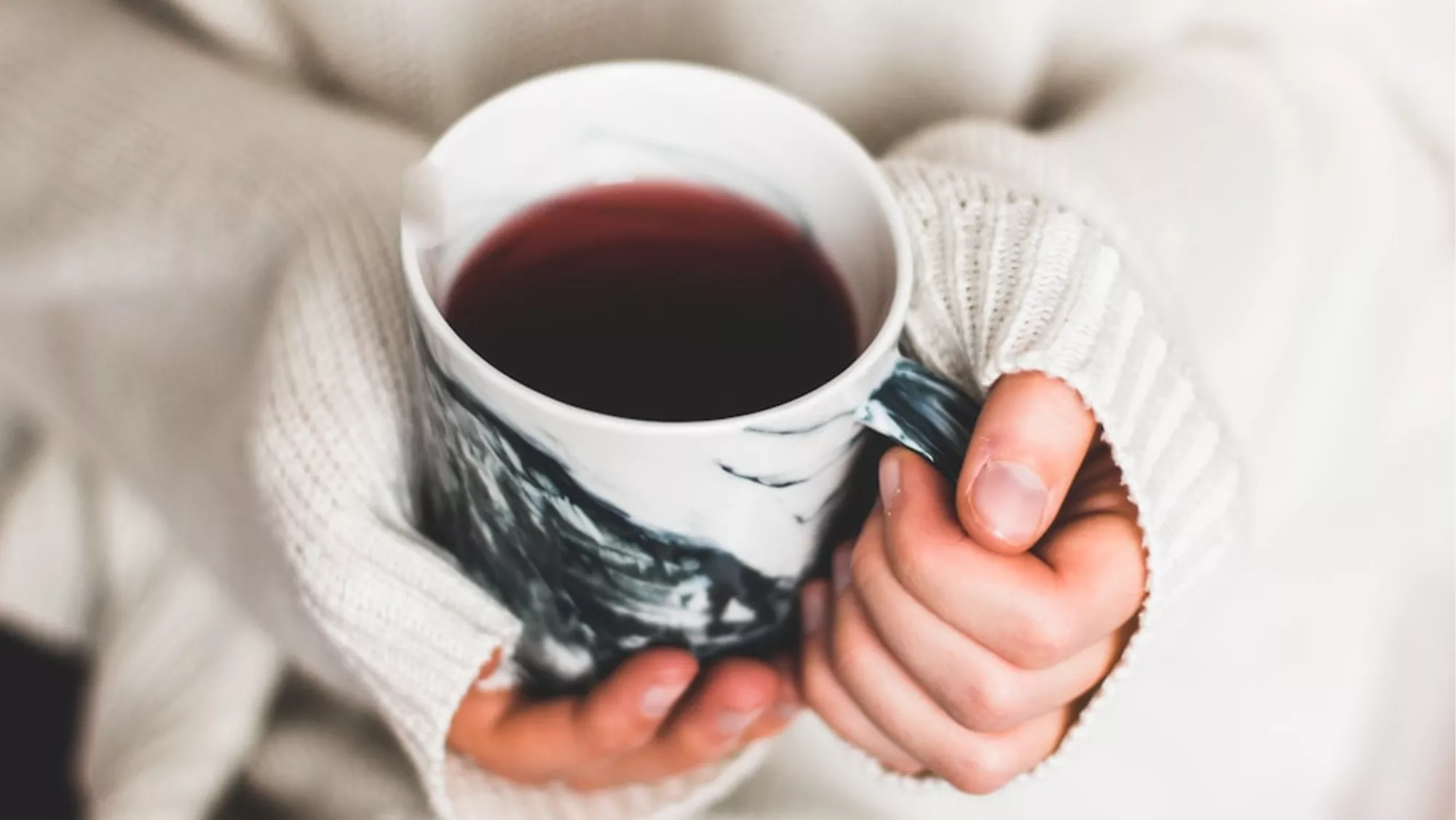 Imagen de una persona con una infusión de plantas medicinales / UNSPLASH