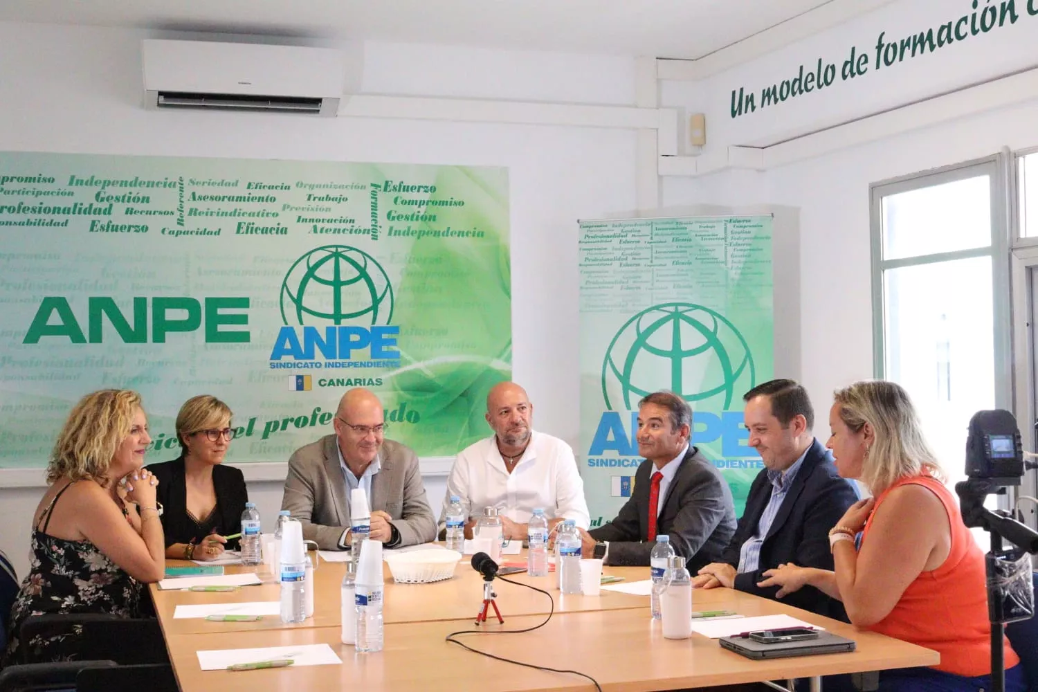Mesa redonda de ANPE con los representantes de los partidos políticos para abordar el futuro de la educación canaria. / ATLÁNTICO HOY