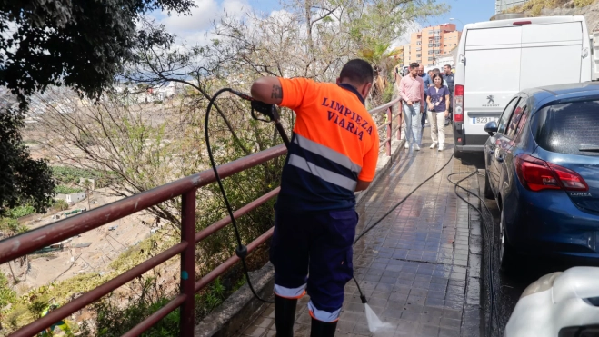 Carolina Darias junto a Héctor Alemán en la zona donde trabaja un operario de limpieza / AYUNTAMIENTO DE LAS PALMAS DE GRAN CANARIA