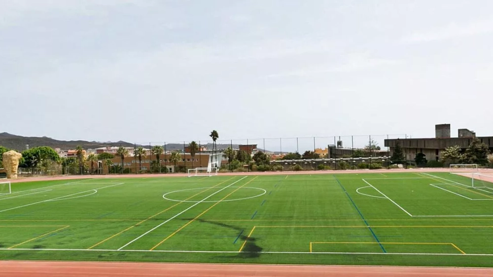 Campo de rugby de la ULL tras el cambio de césped, con líneas para rugby (azul), fútbol (blanco) y fútbol siete (amarillo)./ ULL