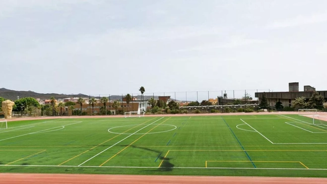 Campo de rugby de la ULL tras el cambio de césped, con líneas para rugby (azul), fútbol (blanco) y fútbol siete (amarillo)./ ULL