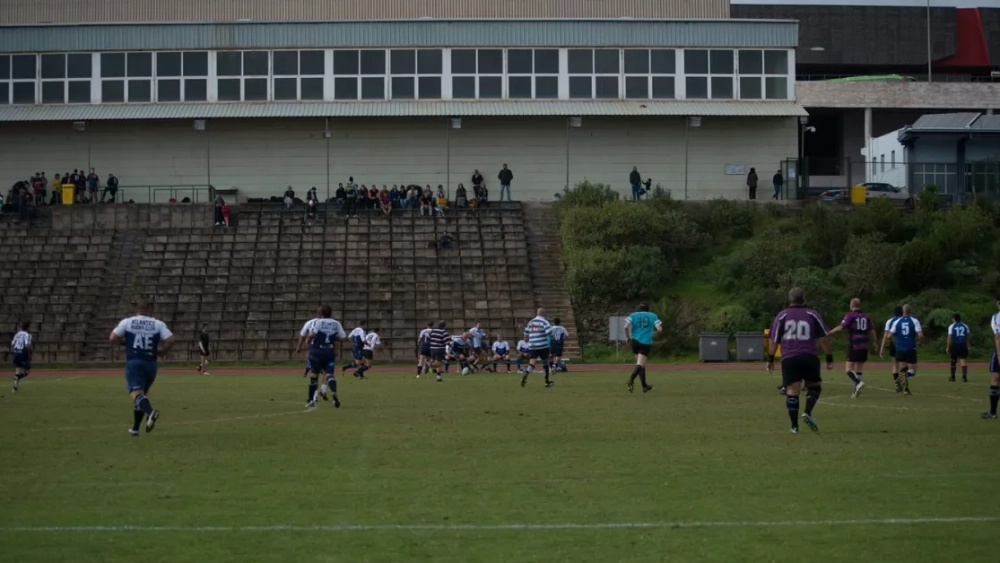 Un partido del XV Bastón, el equipo de veteranos del CRULL, en el campo de la universidad con el antiguo césped natural, en 2016./ XV BASTÓN
