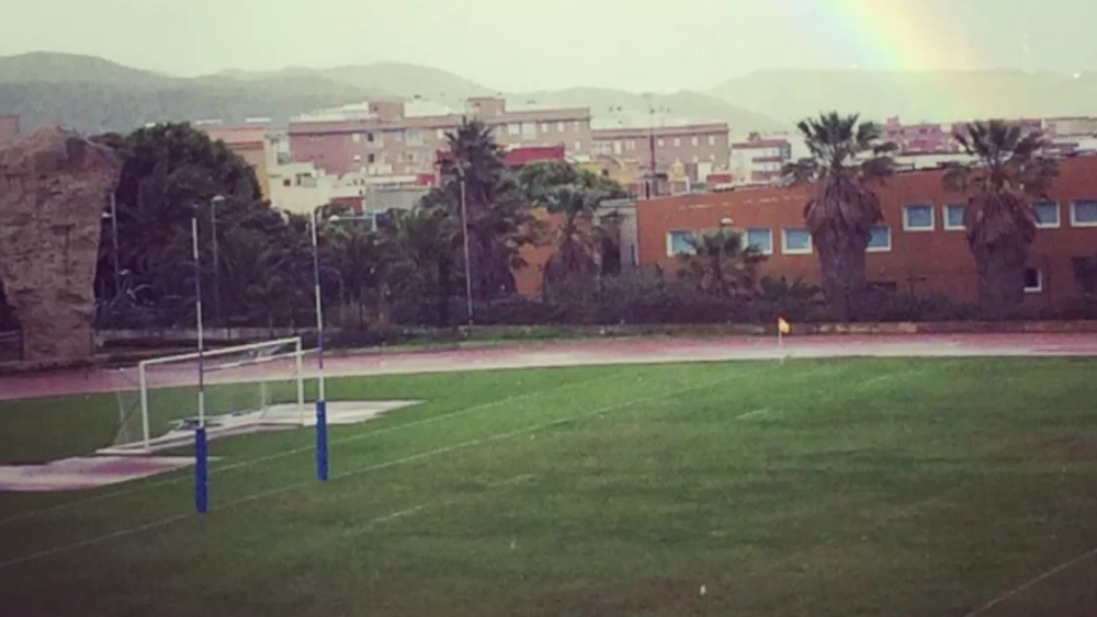 Campo de rugby de la ULL con el antiguo césped natural en un día lluvioso./ CEDIDA