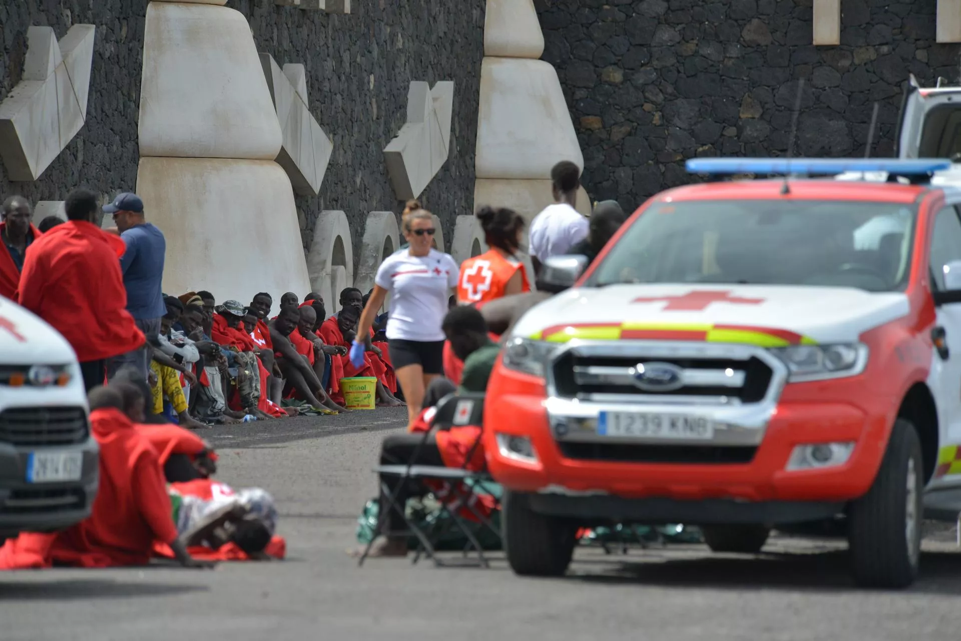 Llegada de uno de los cayucos durante este miércoles a El Hierro. / EFE - GELMERT FINOL