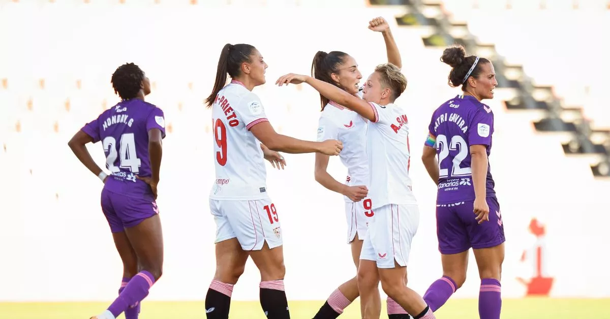 Amanda Sampedro abraza a Ana Franco y Cristina Martín-Prieto mientras Patri Gavira y Monday se lamentan sobre el césped del Jesús Navas./ SEVILLA FC.