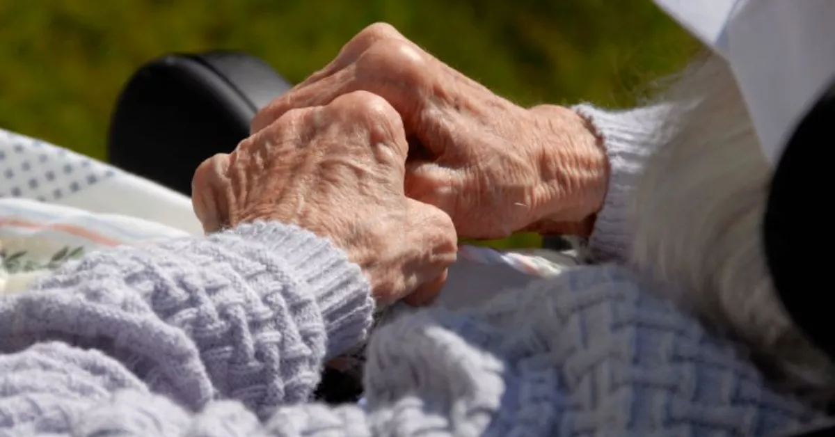 Imagen de una persona anciana en una residencia. / EFE