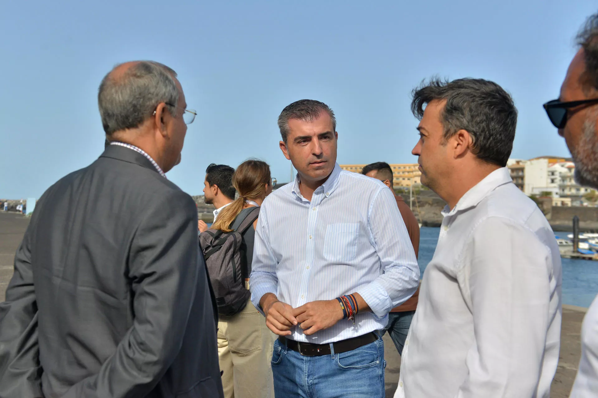 Domínguez (c) en La Restinga con el alcalde de El Pinar, Juan Miguel Padrón (i), y el diputado Juan Manuel García Casañas (d). / EFE - GELMERT FINOL 