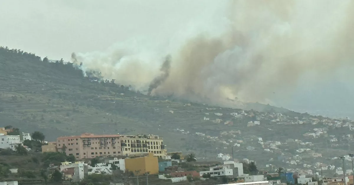 Reactivación del incendio este miércoles en La Corujera (La Orotava)./ CEDIDA