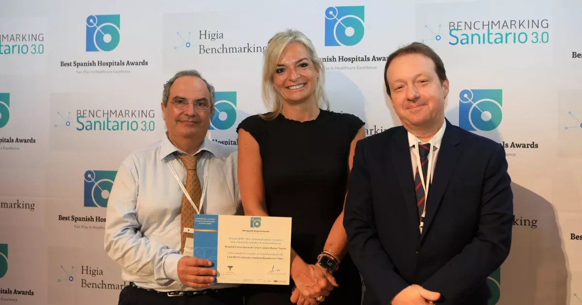 Recogiendo el premio al Doctor Negrín / CONSEJERÍA DE SANIDAD