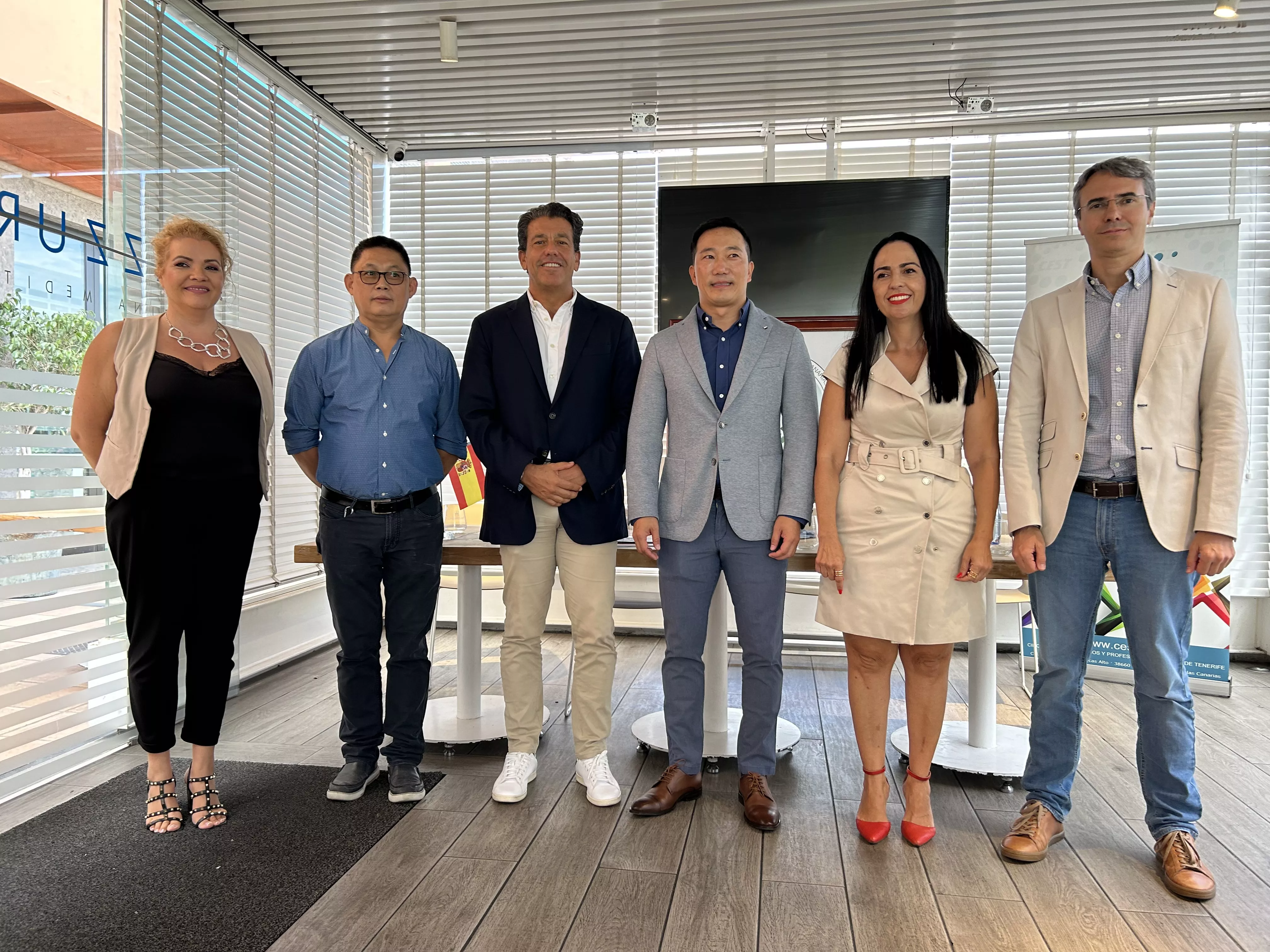 Representantes del CEST y de la Asociación Comercial y Turística de China junto a sus presidentes