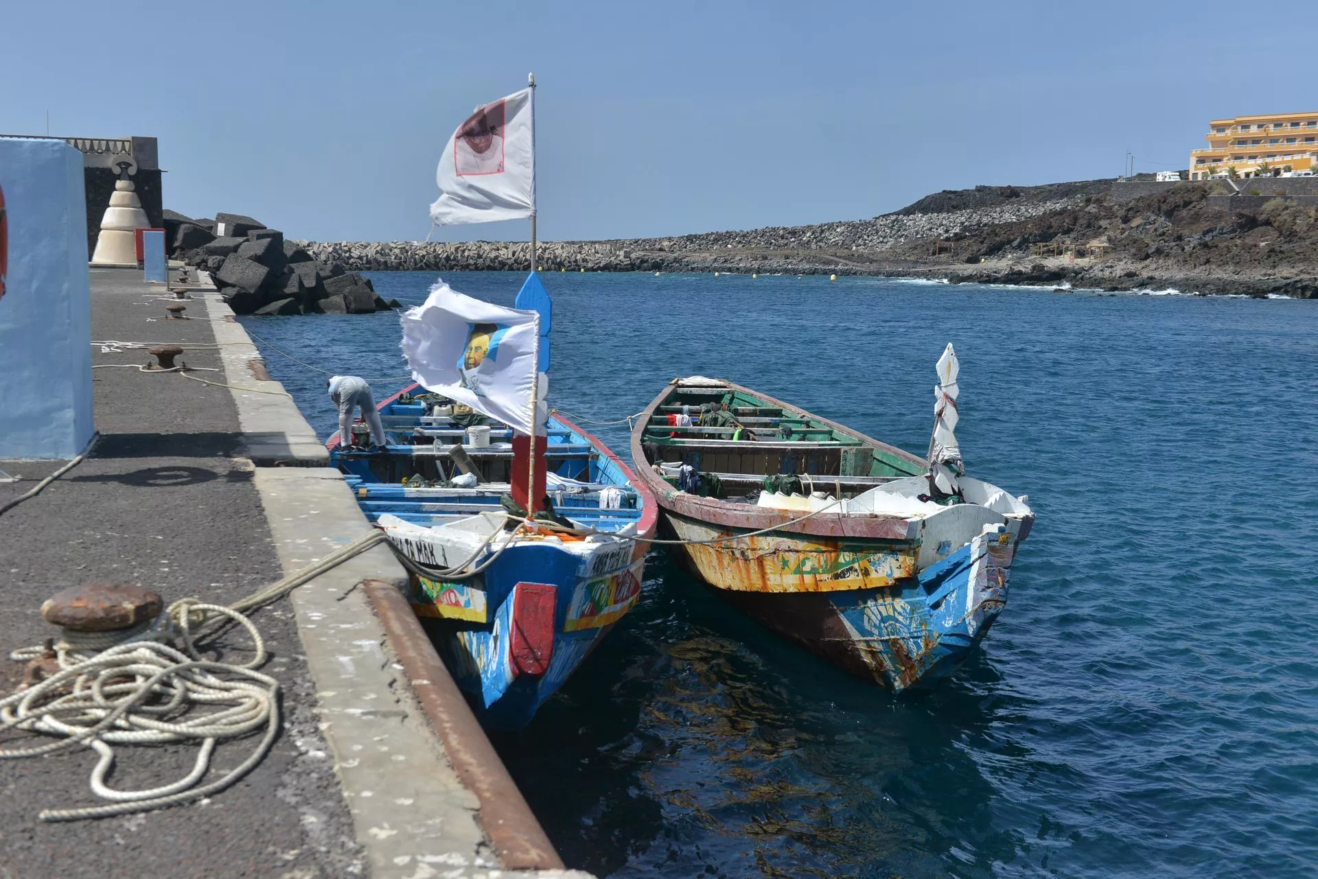 Cayucos acumulados en el puerto de La Restinga, en sur de El Hierro. / EFE - GELMERT FINOL