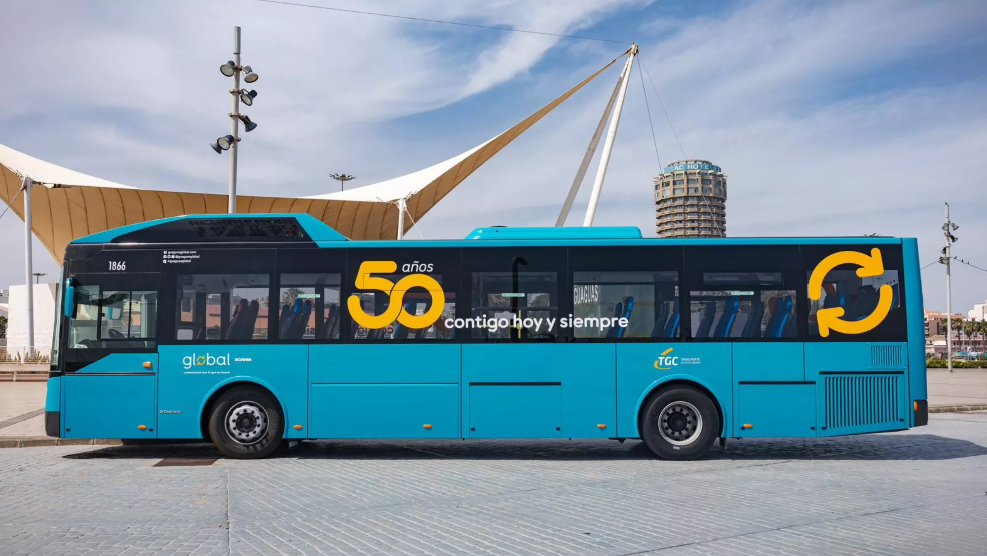 Guagua de Global con el logo especial por la celebración de su 50 años  / GLOBAL
