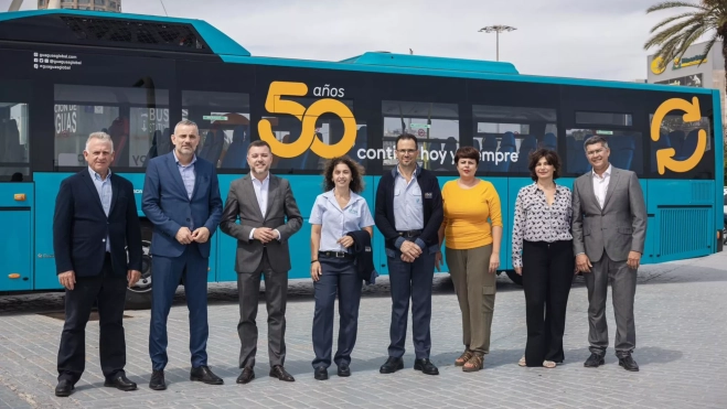 Miembros de Global junto a consejeros del Cabildo de Gran Canaria celebrando el aniversario de la compañía / GLOBAL