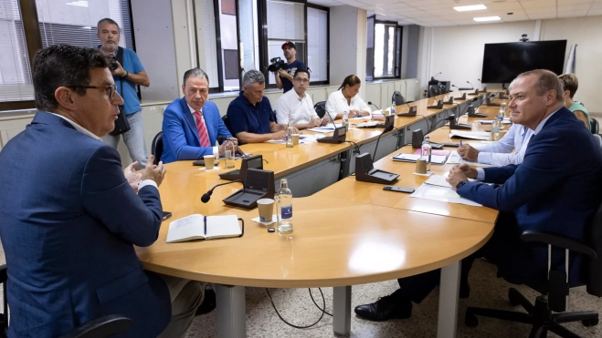 El Gobierno de Canarias y el Cabildo de Gran Canaria se han reunido para analizar la situación de la vivienda en la isla / EFE - QUIQUE CURBELO 