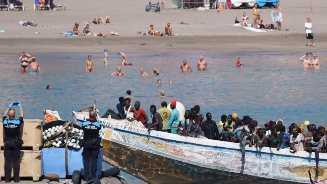 Llegada al puerto de Los Cristianos, en Canarias, de un cayuco con 120 personas. / EFE – RAMÓN DE LA ROCHA 
