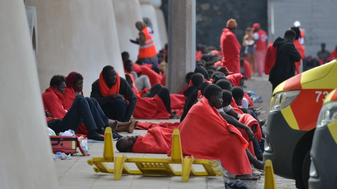 Varias personas migrantes, entre ellas menores, en el puerto de La Restinga, en el Hierro. / EFE
