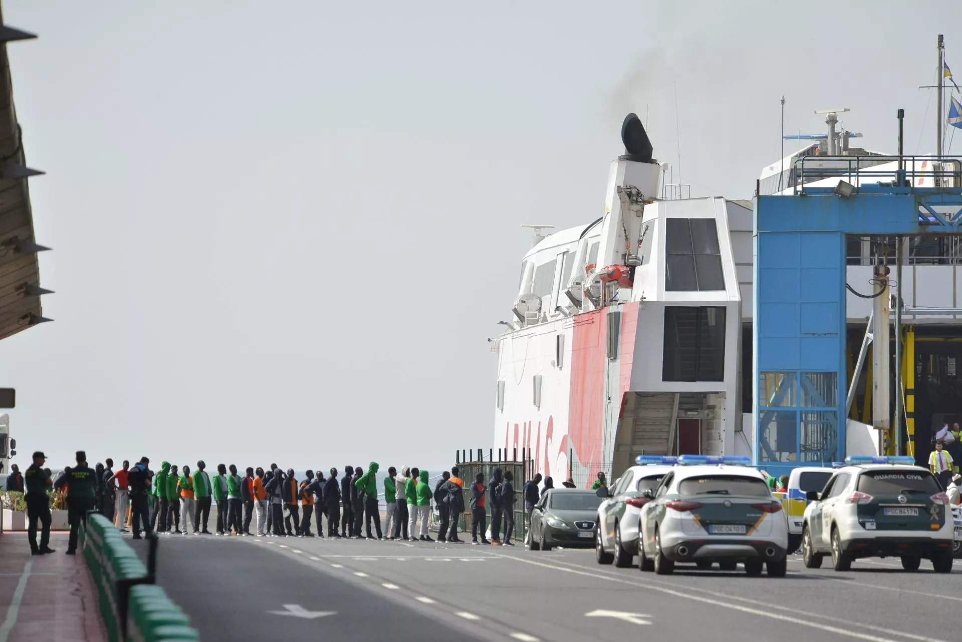 Unos 550 personas que habían llegado a la isla de El Hierro en los últimos días en varios cayucos han sido trasladados este sábado en un barco fletado por la Administración Central a Tenerife. EFE/Gelmert Finol