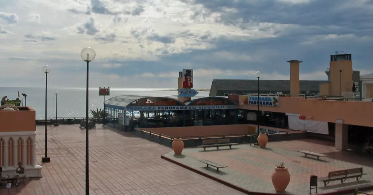 Centro comercial San Agustín, en Maspalomas, donde se localiza una de las agencias de scorts investigadas por trata./ ARCHIVO