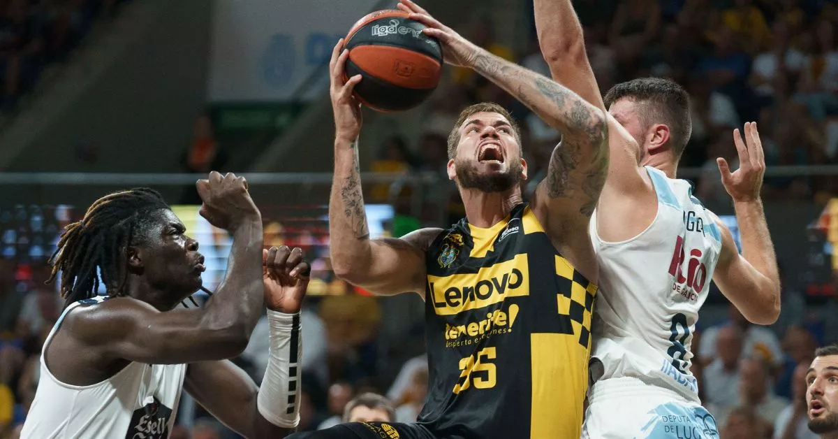 Fran Guerra se cuela entre Diouf y Jogela en un disputado choque que precisó de prórroga para decantarse a favor del CB Canarias./ EFE.