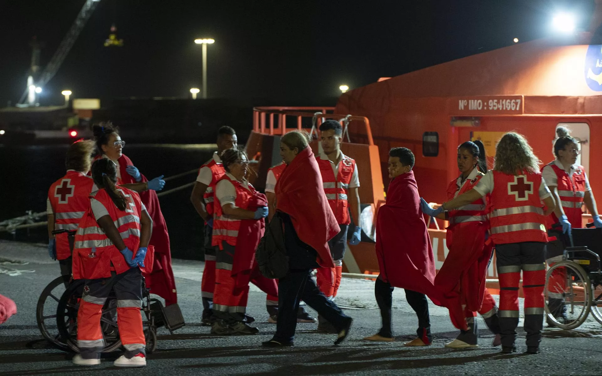 Migrantes rescatados en Lanzarote la noche de este sábado./ EFE/ Adriel Perdomo