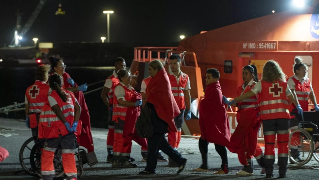 Migrantes rescatados en Lanzarote la noche de este sábado./ EFE/ Adriel Perdomo