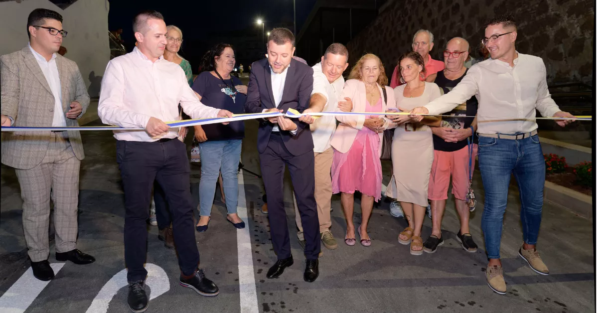 Teodoro Sosa, Heriberto Reyes, la corporación municipal y vecinos, en el corte de la cinta./ CEDIDA