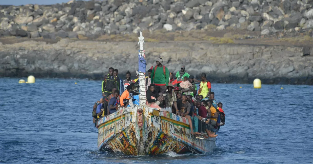 Imagen de la llegada al puerto de la Restinga de uno de los dos cayucos rescatados por Salvamento Marítimo con 316 migrantes a bordo. EFE/Gelmert Finol