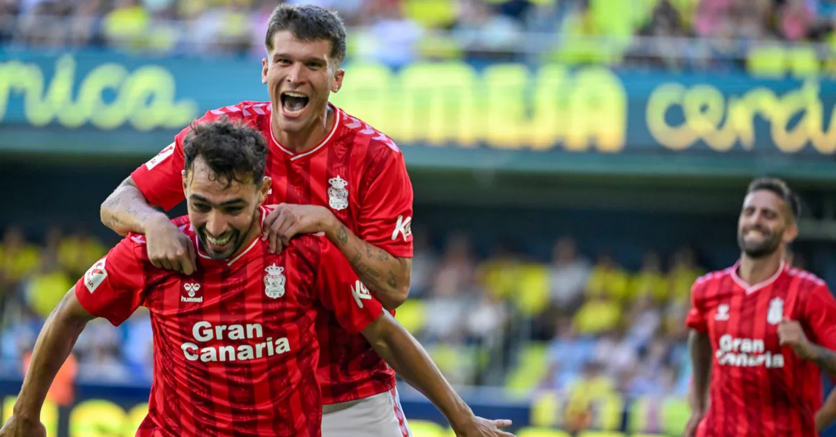 El delantero de la UD Las Palmas Marc Cardona celebra su gol durante el partido correspondiente a la jornada 9 de LaLiga que disputan Villarreal y UD Las Palmas este domingo en el estadio de La Cerámica. EFE/ Andreu Esteban