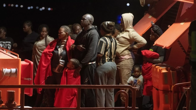 Rescatados 60 inmigrantes de origen subsahariano, entre ellos varios niños y mujeres, que intentaban llegar a Fuerteventura en una lancha neumática. EFECarlos de Saá (1)