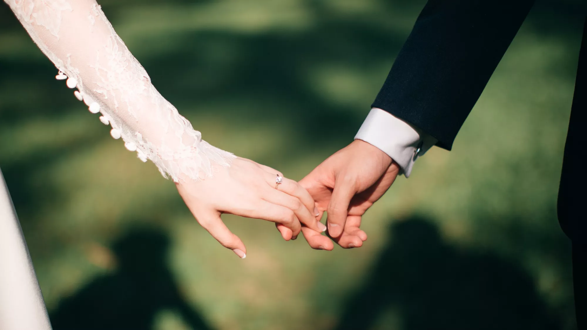 Una pareja de personas en su boda, que ilustran que Canarias es la comunidad con más separaciones. UNSPLASH