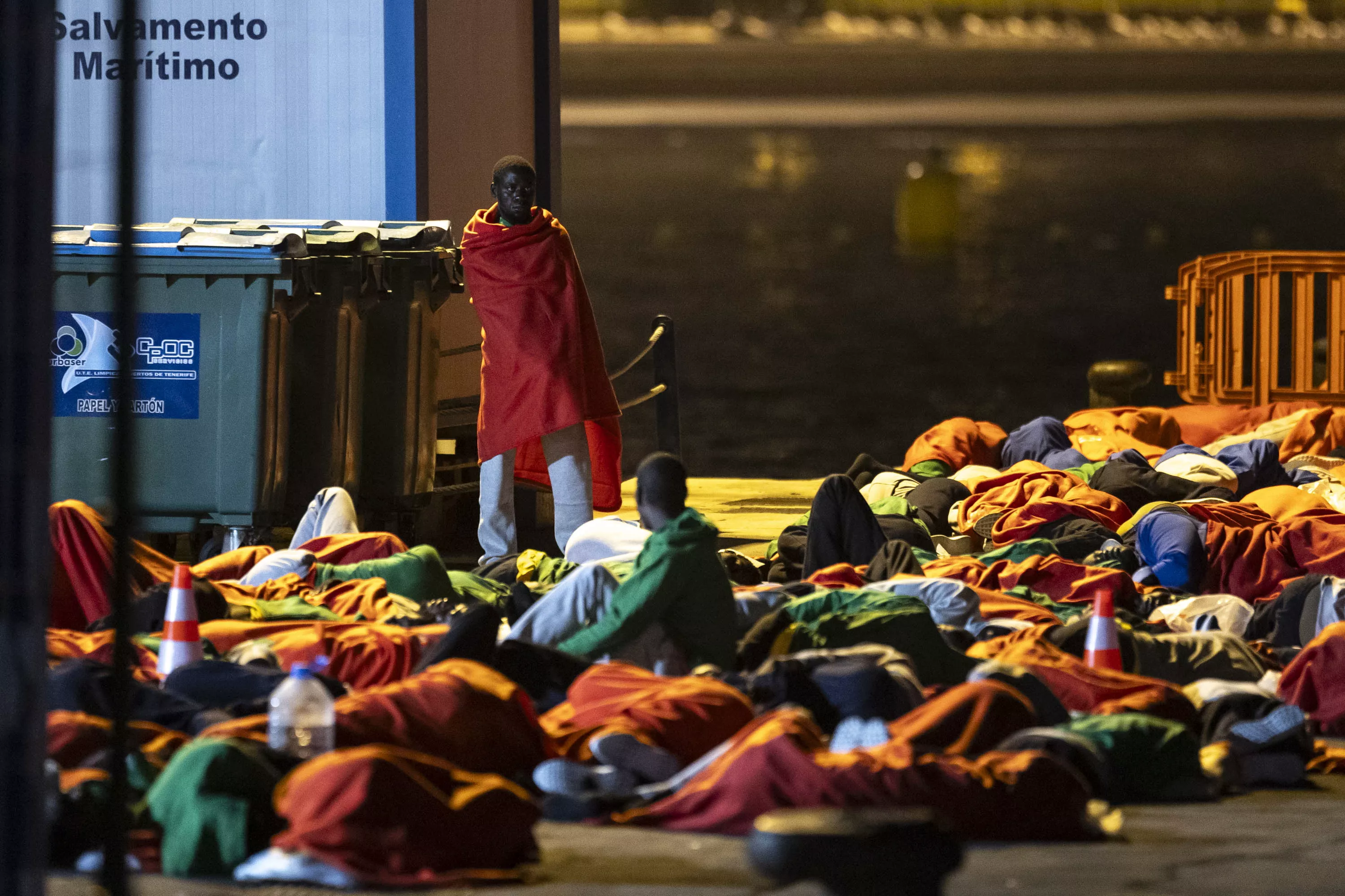 Unas 200 personas rescatadas duermen al raso en el Puerto de Los Cristianos. / MIGUEL BARRETO- EFE