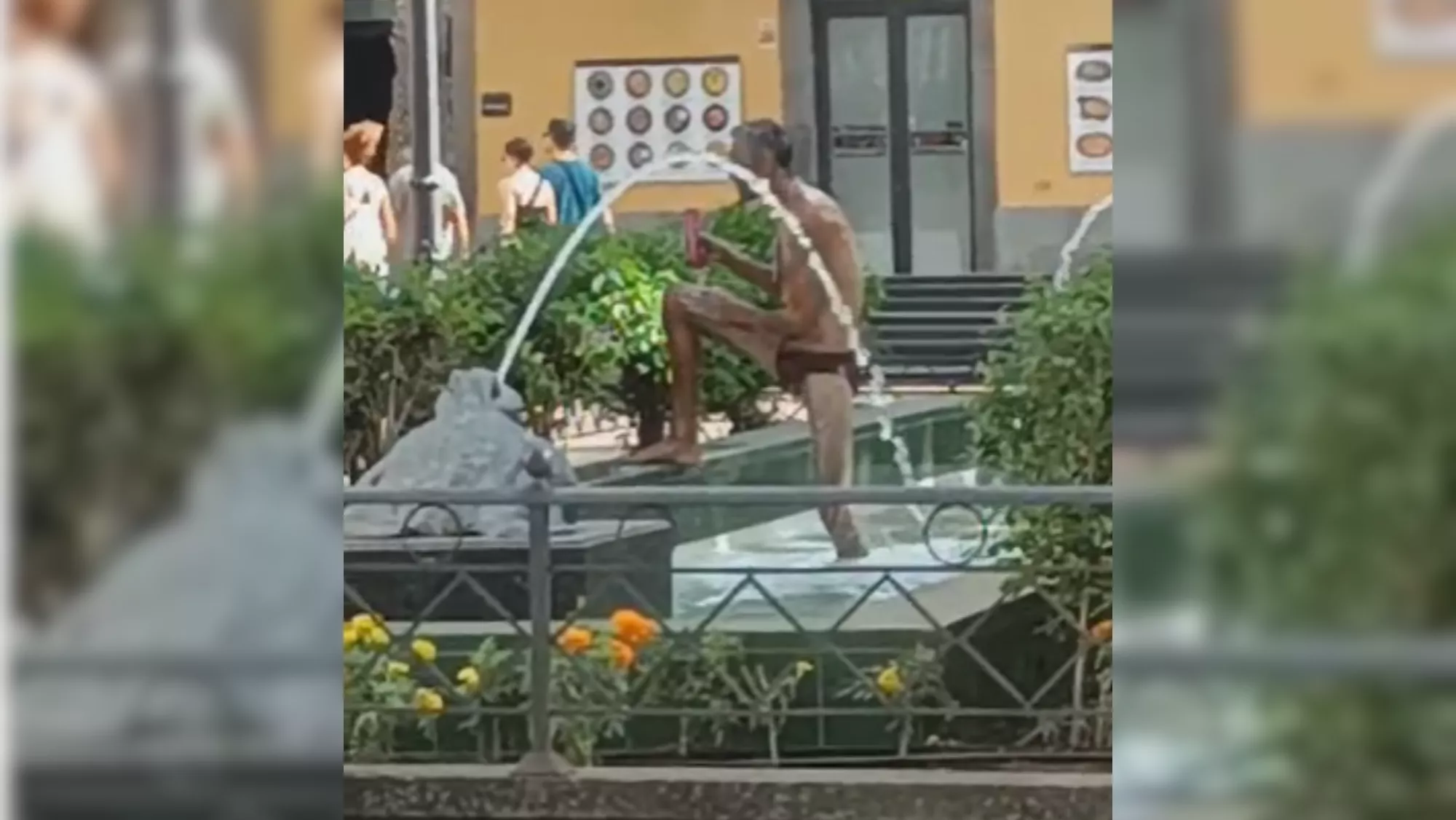 Imagen de una persona bañándose en la fuente de la plaza de Las Ranas / CEDIDO