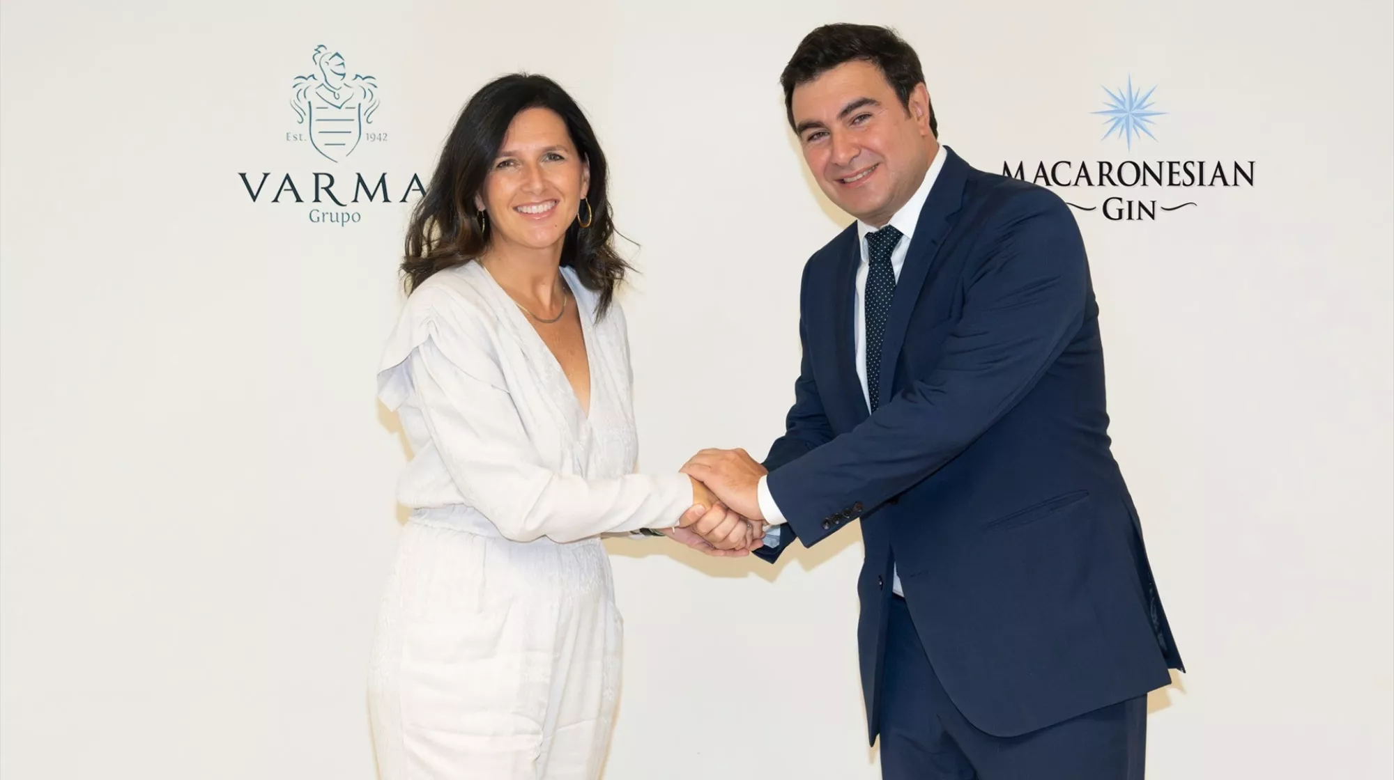 La presidenta de Grupo Varma, Teresa Martín de la Mata, y Diego Rómbola, director general de Destilería Santa Cruz, fabricante de Macaronesian./ VARMA