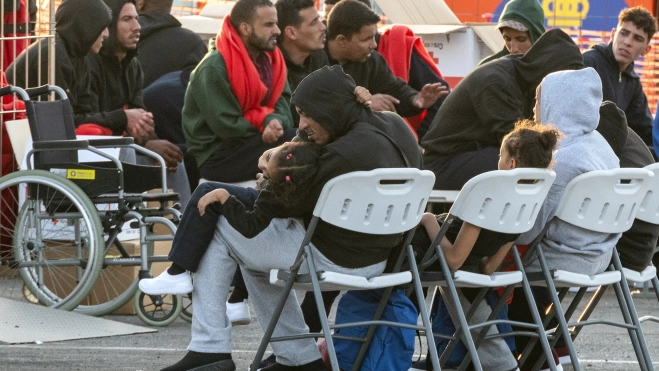 Varias personas rescatadas este lunes en aguas de Lanzarote, entre ellos menores. / ADRIEL PERDOMO-EFE