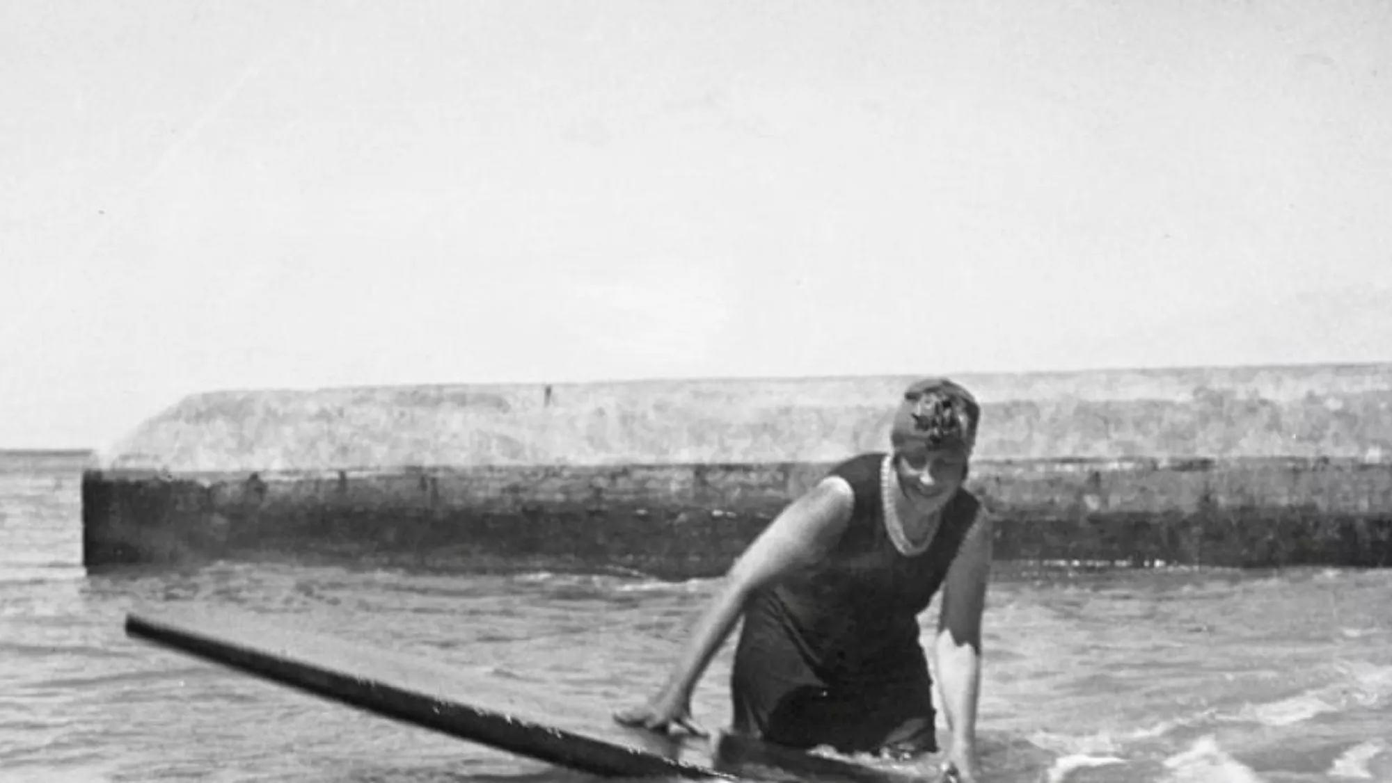 Agatha Christie practicando surf en la playa de Las Canteras / TURISMO DE GRAN CANARIA