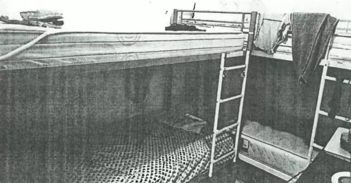 La mujeres eran tratadas como ganado y las hacían dormir en literas (foto tomada por la Guardia Civil) . GC 