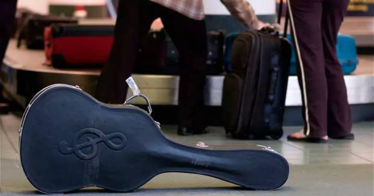 Una guitarra facturada en la cinta de equipajes de un aeropuerto./ ARCHIVO