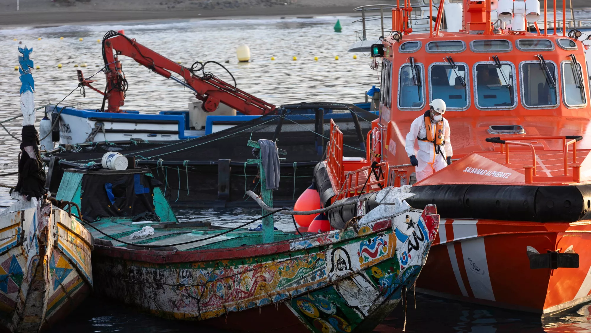 Cayuco remolcado por una salvamar. / EFE - MIGUEL BARRETO