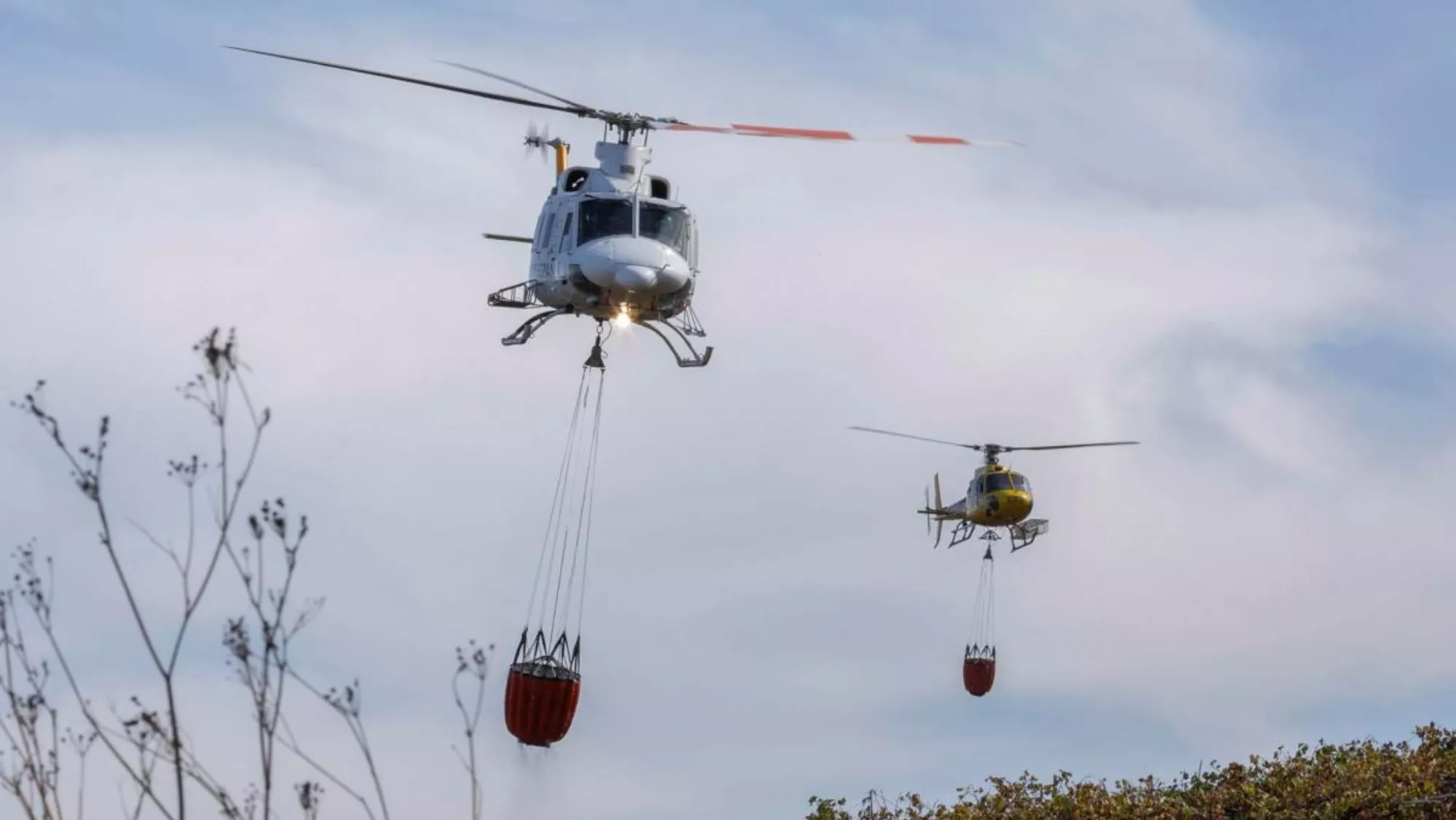 Helicópteros actúan contra el fuego / EFE - MIGUEL BARRETO Helicópteros actúan contra el fuego / EFE - MIGUEL BARRETO